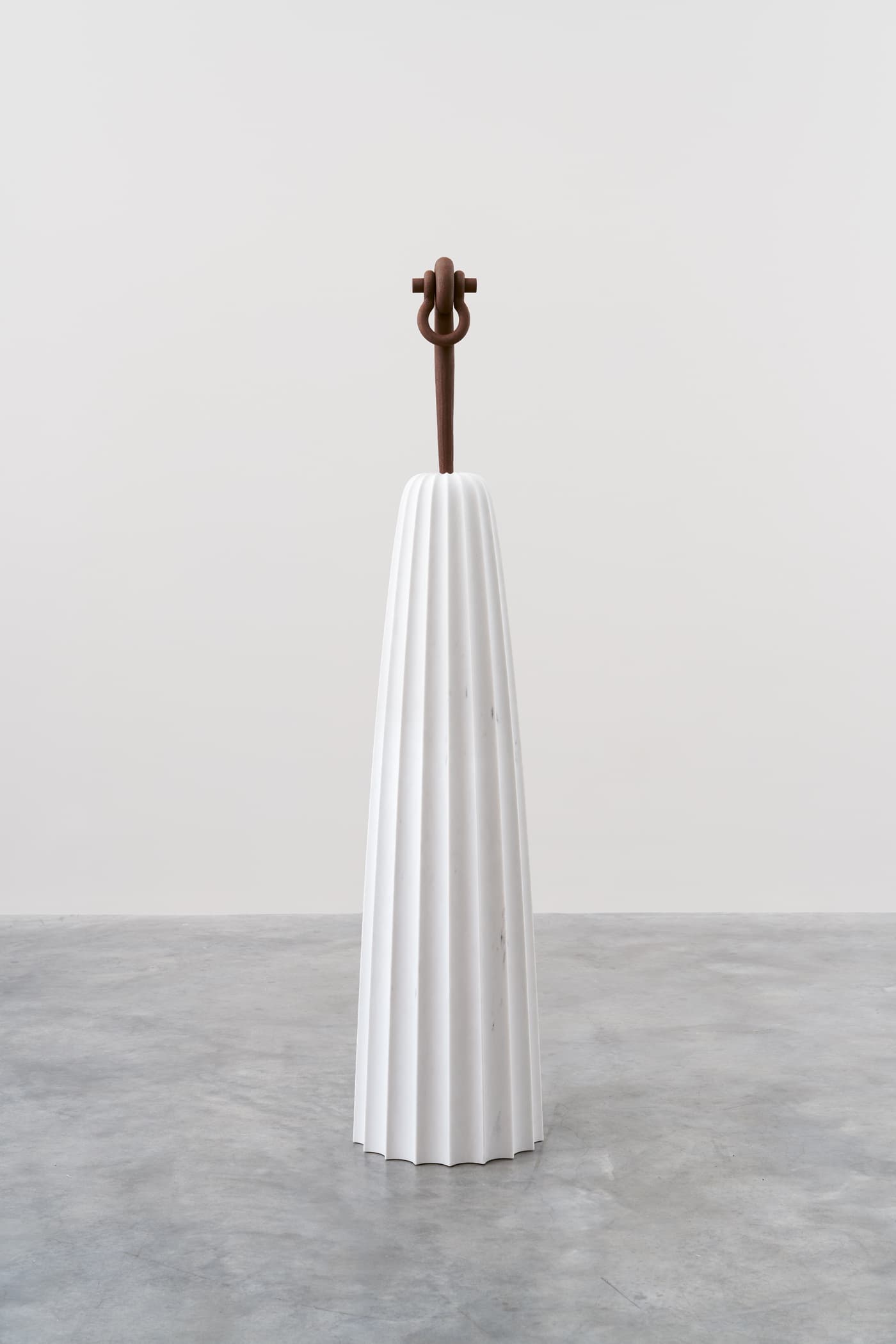 Martin Puryear, A Column for Sally Hemings, 2021. Marble, cast iron, 79 ¼ × 17 ¼ × 17 ¼ inches. © Martin Puryear. Courtesy Matthew Marks Gallery.
