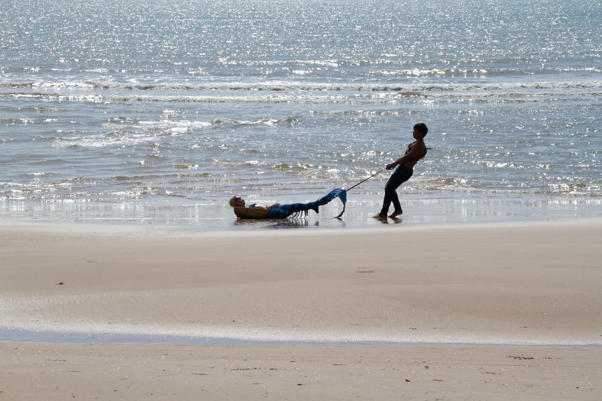 Đoàn Thanh Toàn’s performance video, Bồng Bềnh [Buoyant], 2023. Photo: Nguyễn Ngọc Hải (Hải Ô).